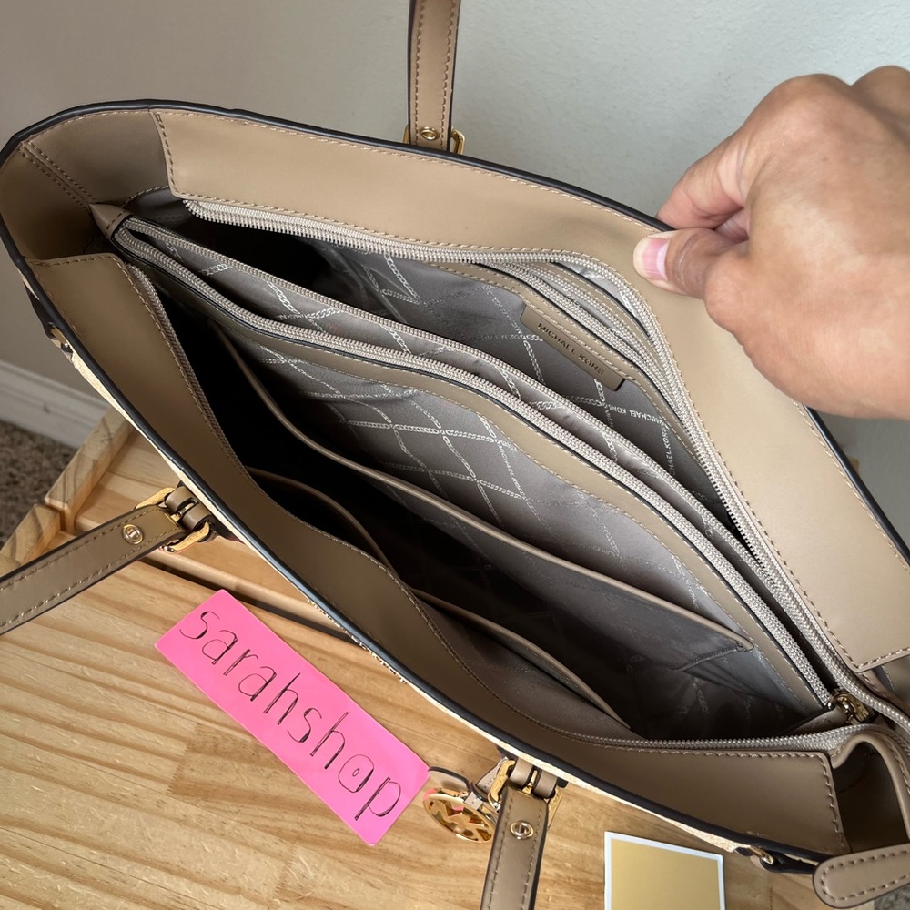 🌼Michael Kors Purse - Picture 9 of 15